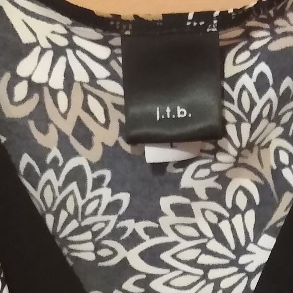 Sleeveless Floral Top - Picture 5 of 10